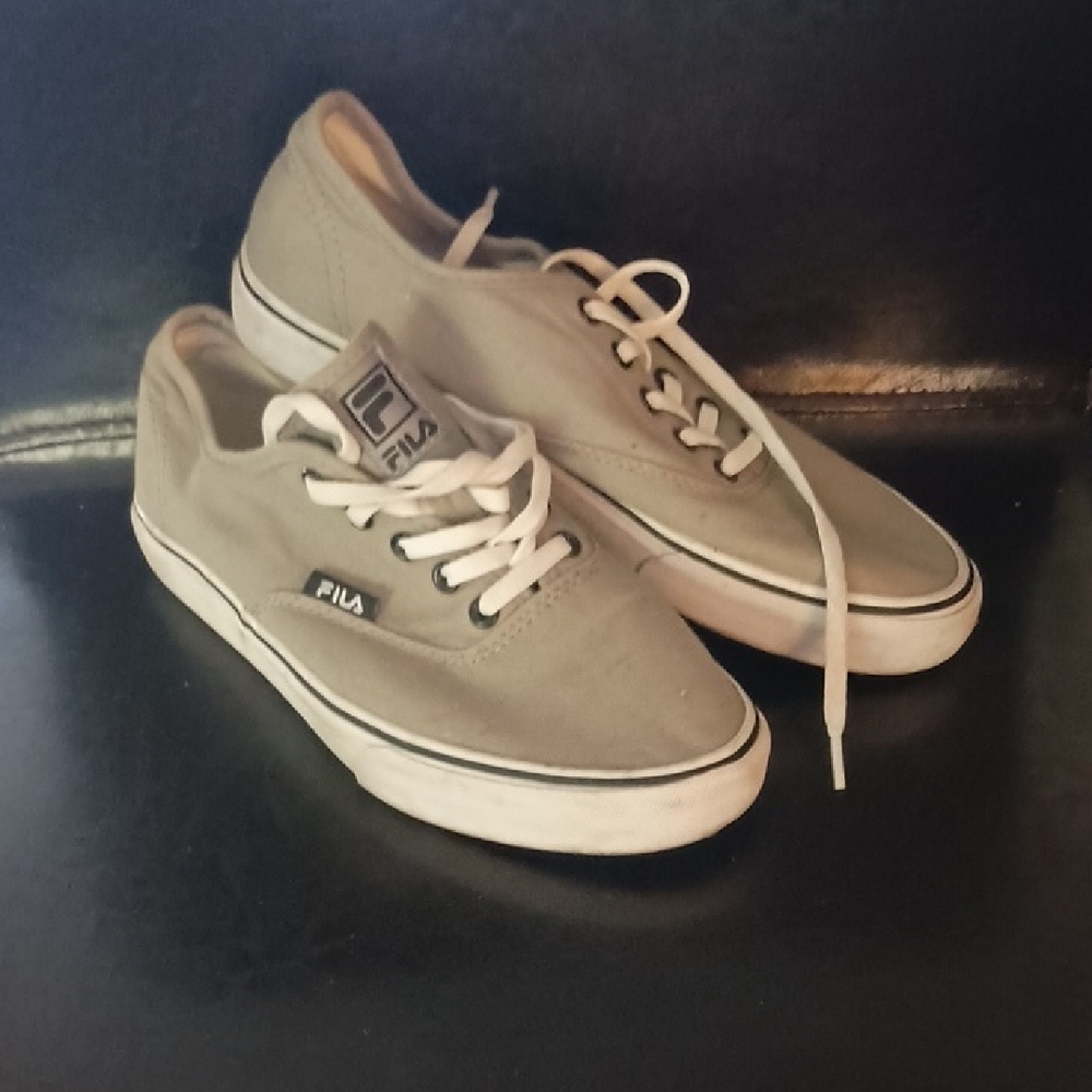 Fila Men's Gray and White Sneakers